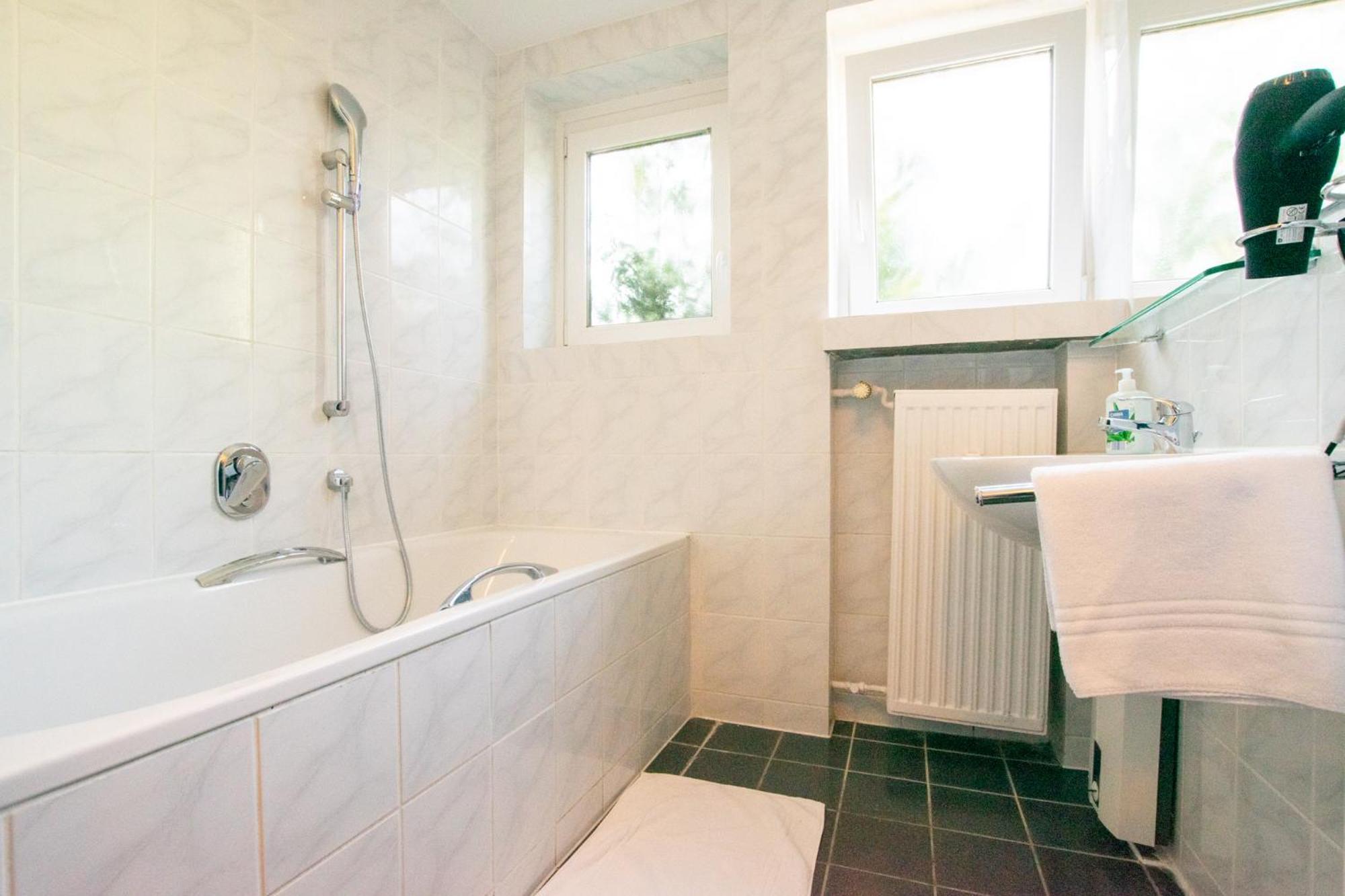 Raj Living - 1 , 3 And 4 Room Apartments - 20 Min Messe Dus & Airport Dus Meerbusch Exteriör bild